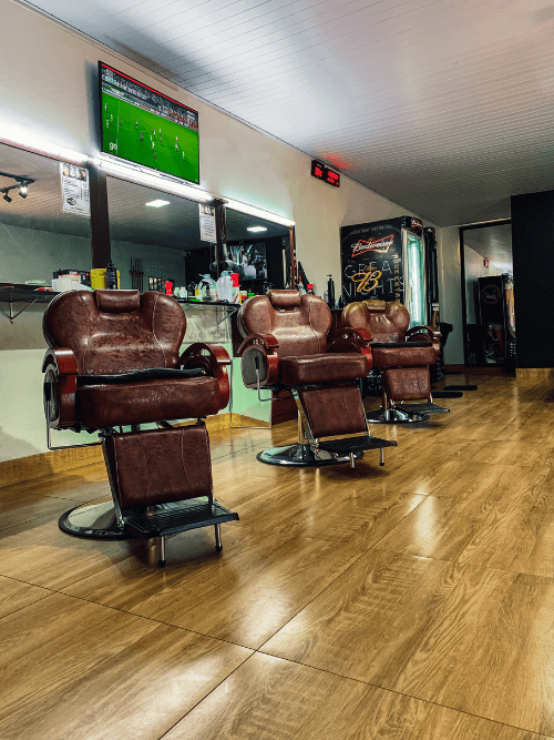 Cadeiras-de-barbeiros-no-Interior-Barbearia-Santana-min